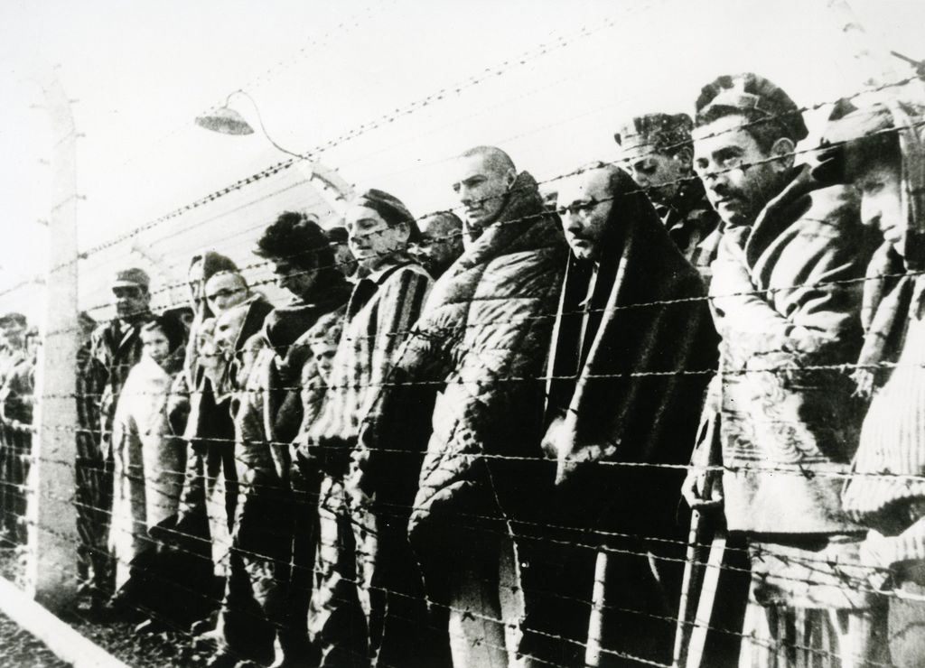 Foto: Häftlinge im befreiten Auschwitz, 1945