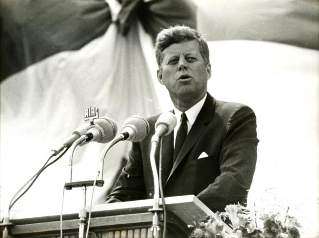 Foto: John F. Kennedy spricht vor dem Rathaus Schöneberg, 1963