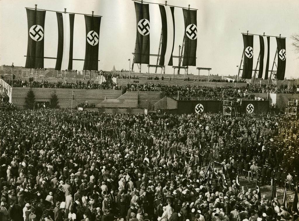 Foto: Nationalsozialistische Feier zum 1. Mai in Berlin auf dem Tempelhofer Feld, 1933