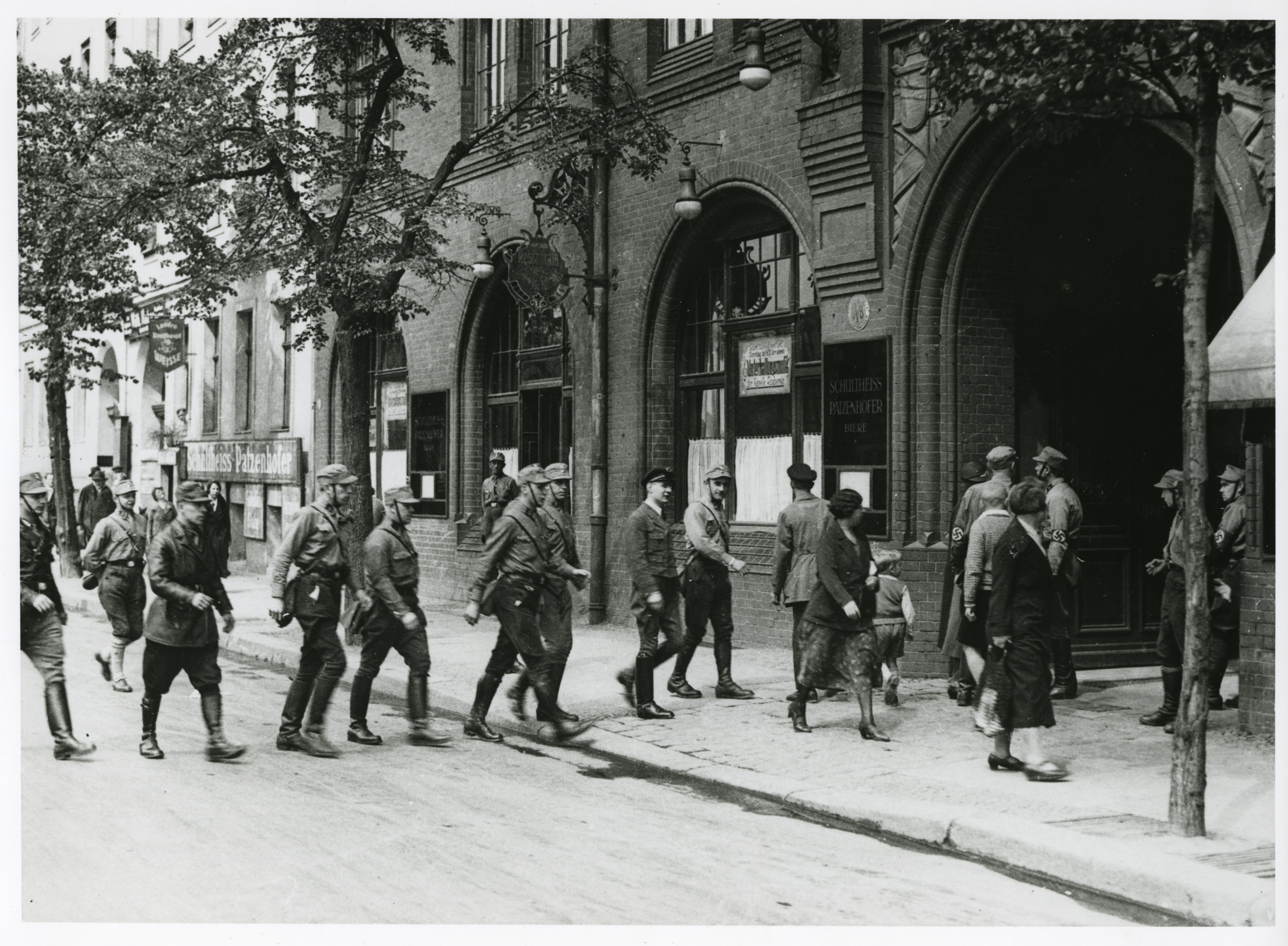 Foto: SA-Männer besetzen das Gewerkschaftshaus am Engelufer in Berlin, 1933