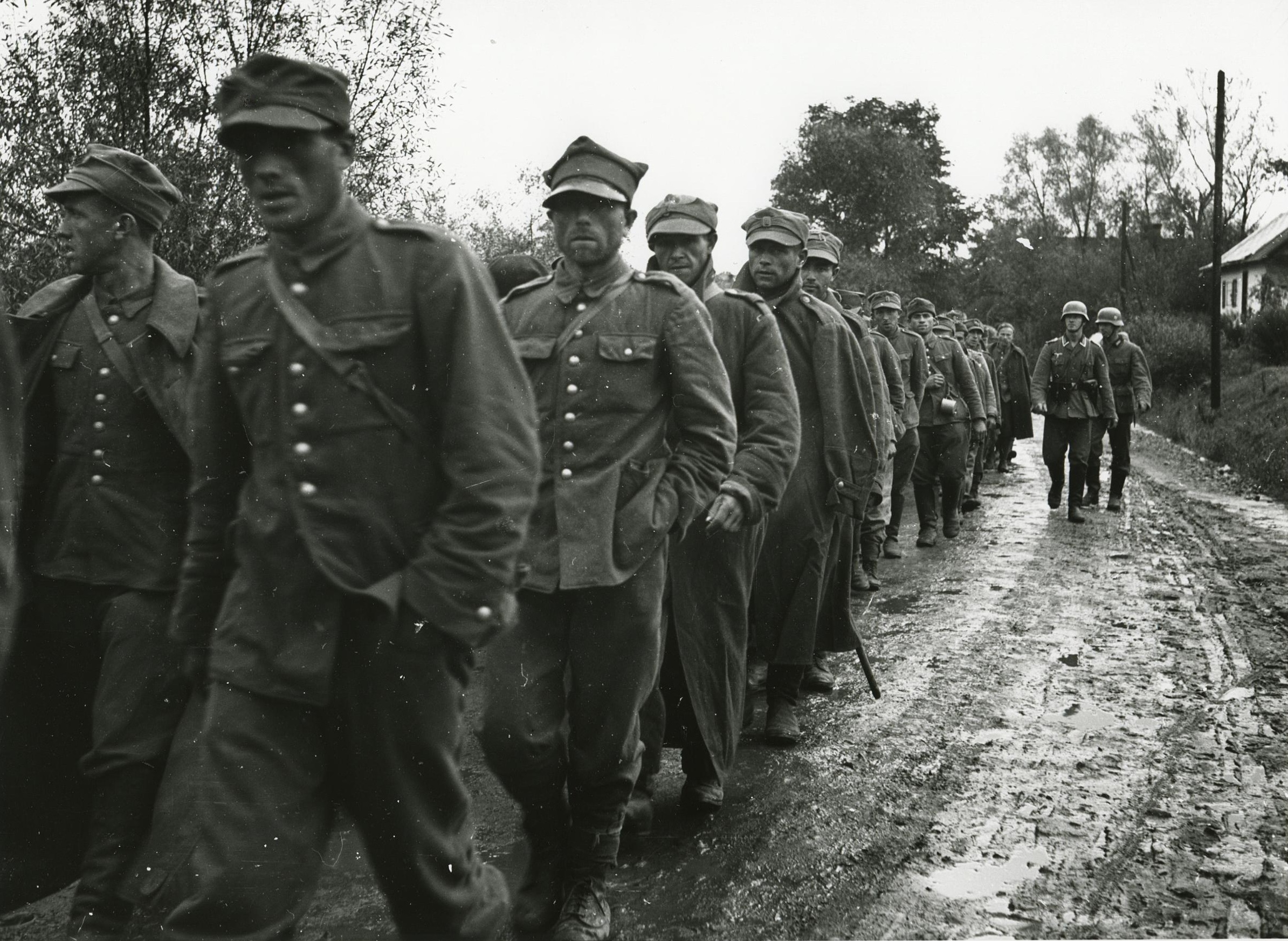 Польша начала вторую мировую. Пленные польские солдаты 1939. Пленные поляки 1939. Немецкие солдаты Польша 1939. Польская кампания вермахта 1939.