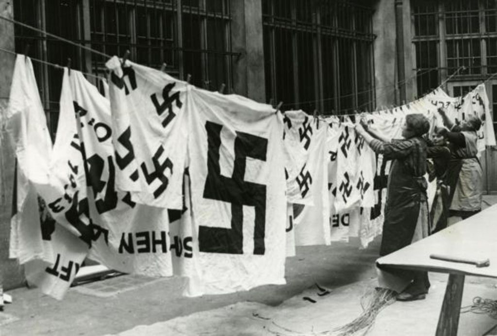 Foto: Herstellung von Hakenkreuzfahnen, 1933