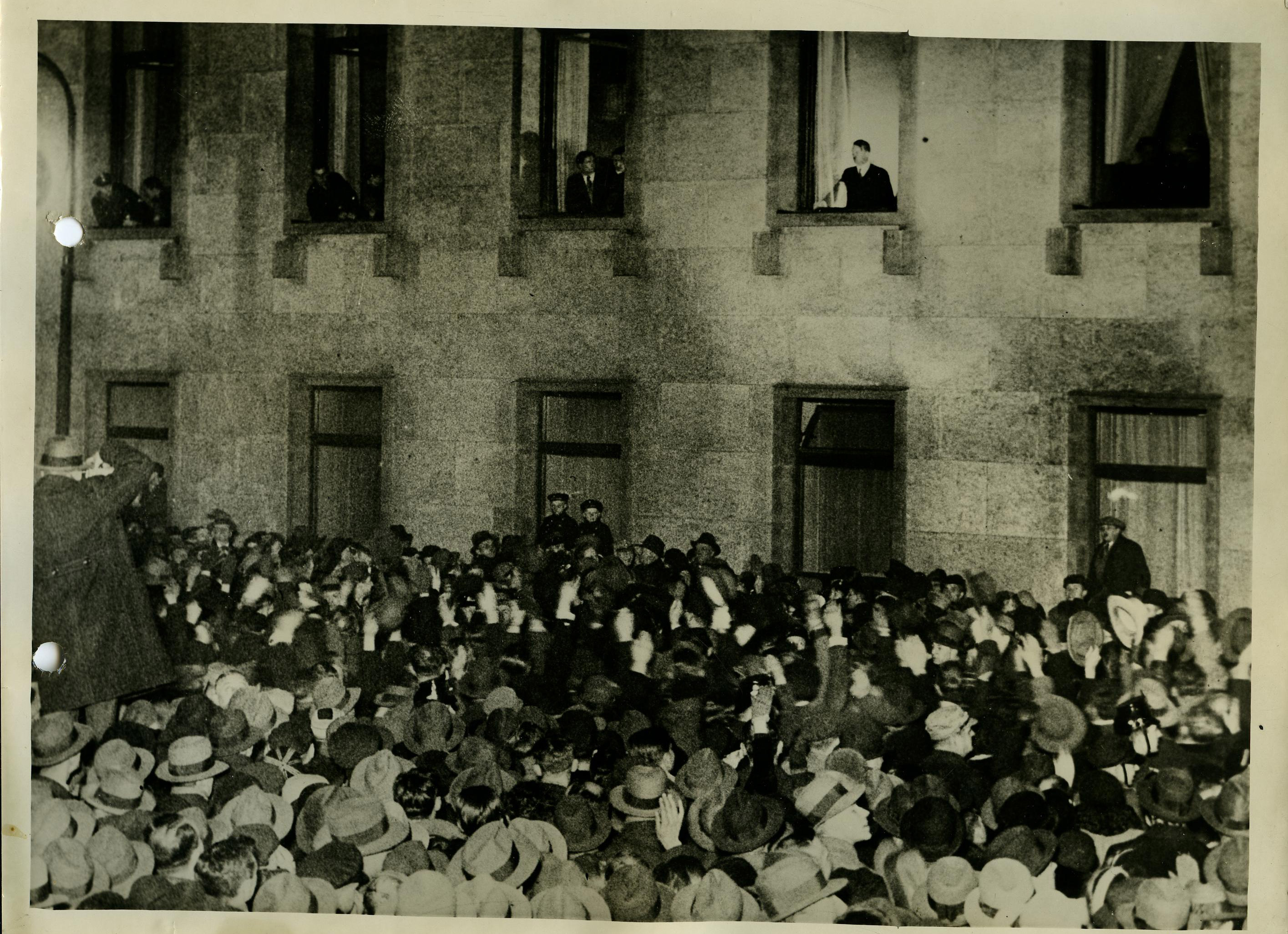 Der neue Reichskanzler Adolf Hitler am Fenster der Reichskanzlei, 1933