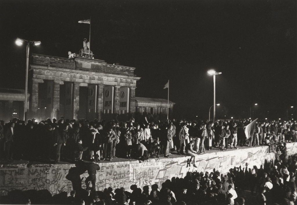 Foto: Berliner feiern am Brandenburger Tor den Fall der Mauer, 1989