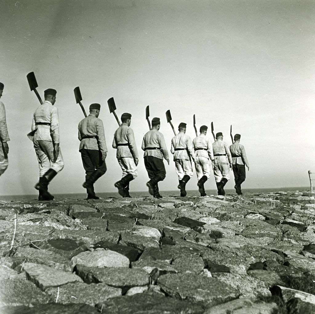 Foto: Arbeitsmänner mit Spaten, um 1940