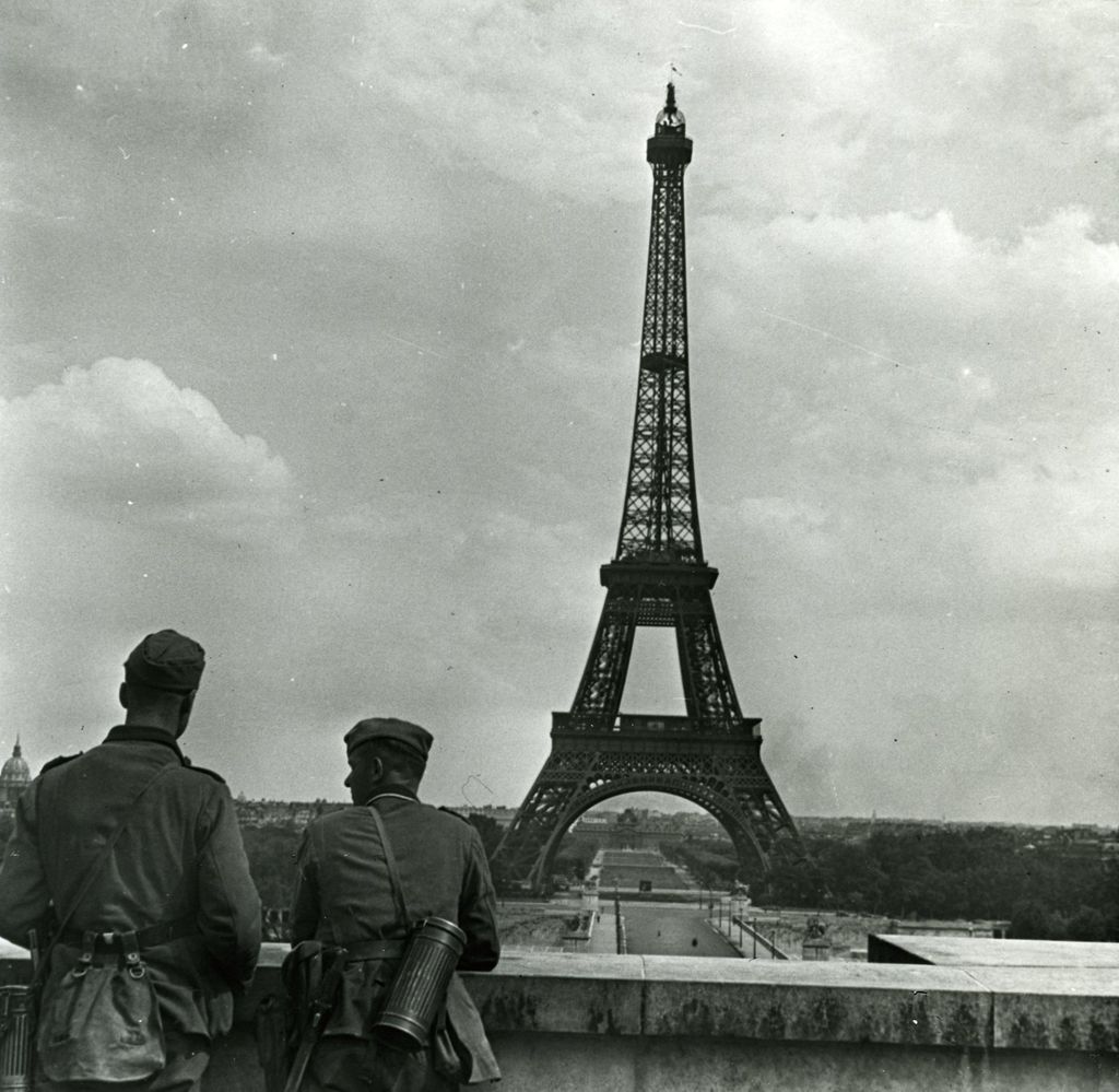 Foto: Deutsche Soldaten vor dem Eiffelturm, 1940