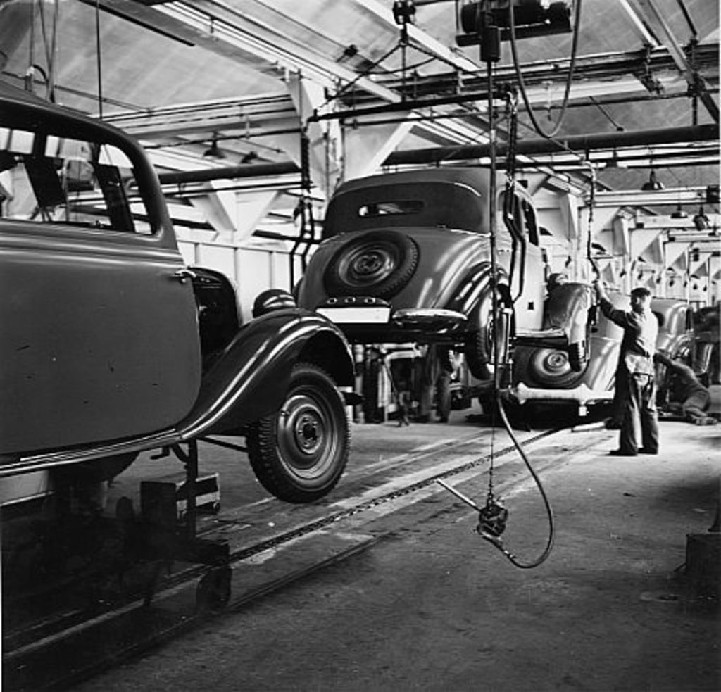 Foto: Blick in die Fertigungshalle von Mercedes-Benz, 1938