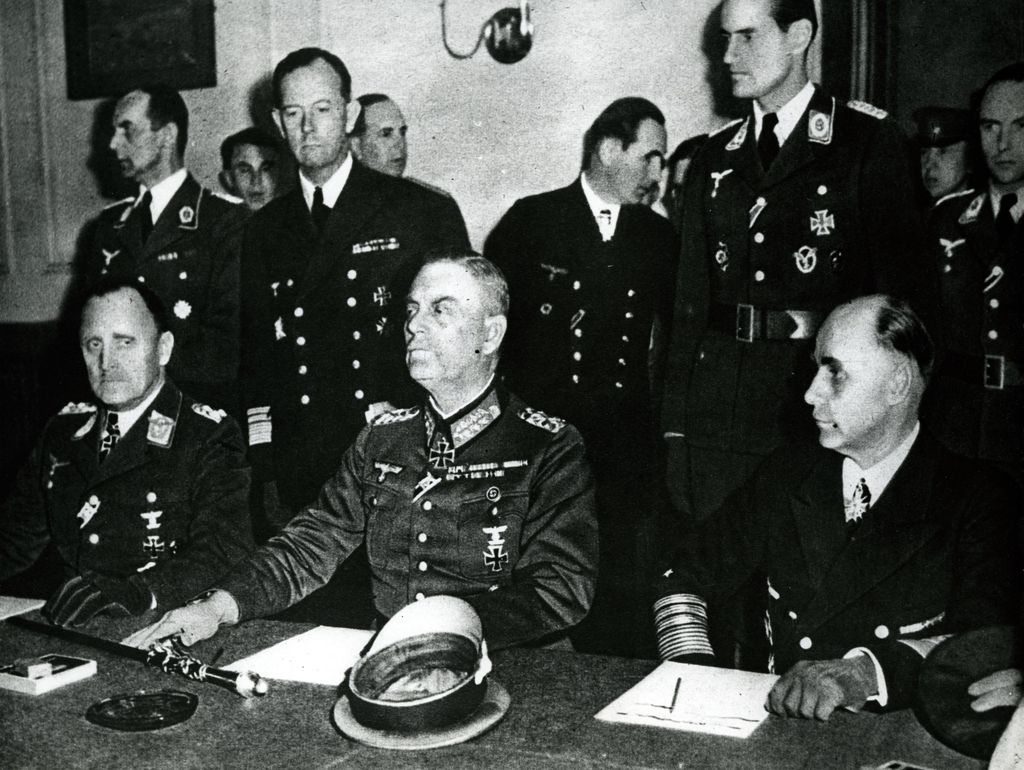 Foto: Stumpff, Keitel und von Friedeburg vor Unterzeichnung der Kapitulationsurkunde, 1945
