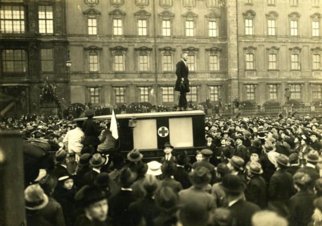 Foto: Ansprache eines Arbeiters nach Ausrufung der Republik, 1918