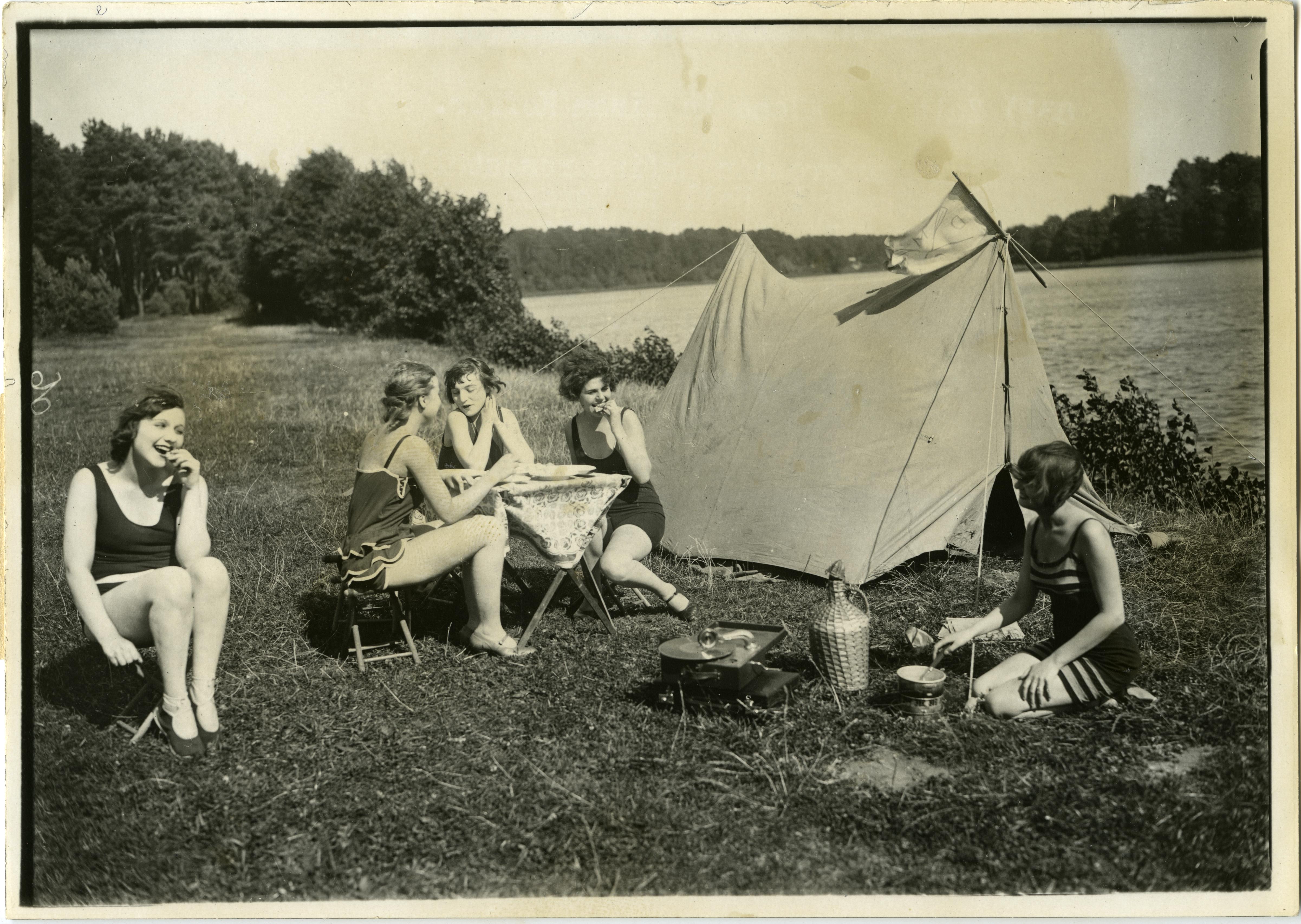 Foto: Freundinnen beim Zelten, um 1928
