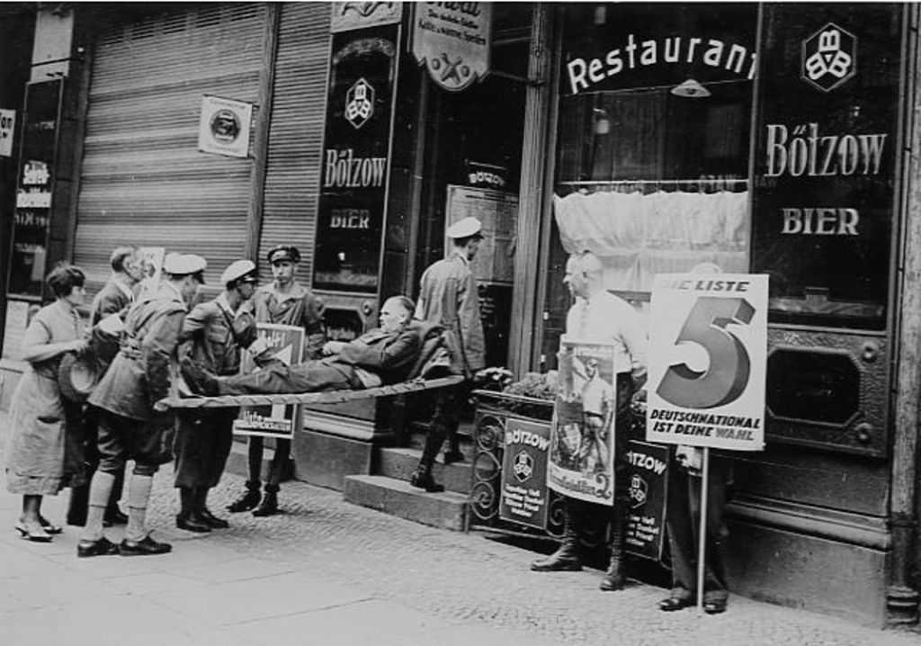 Vor dem Wahllokal, 1932