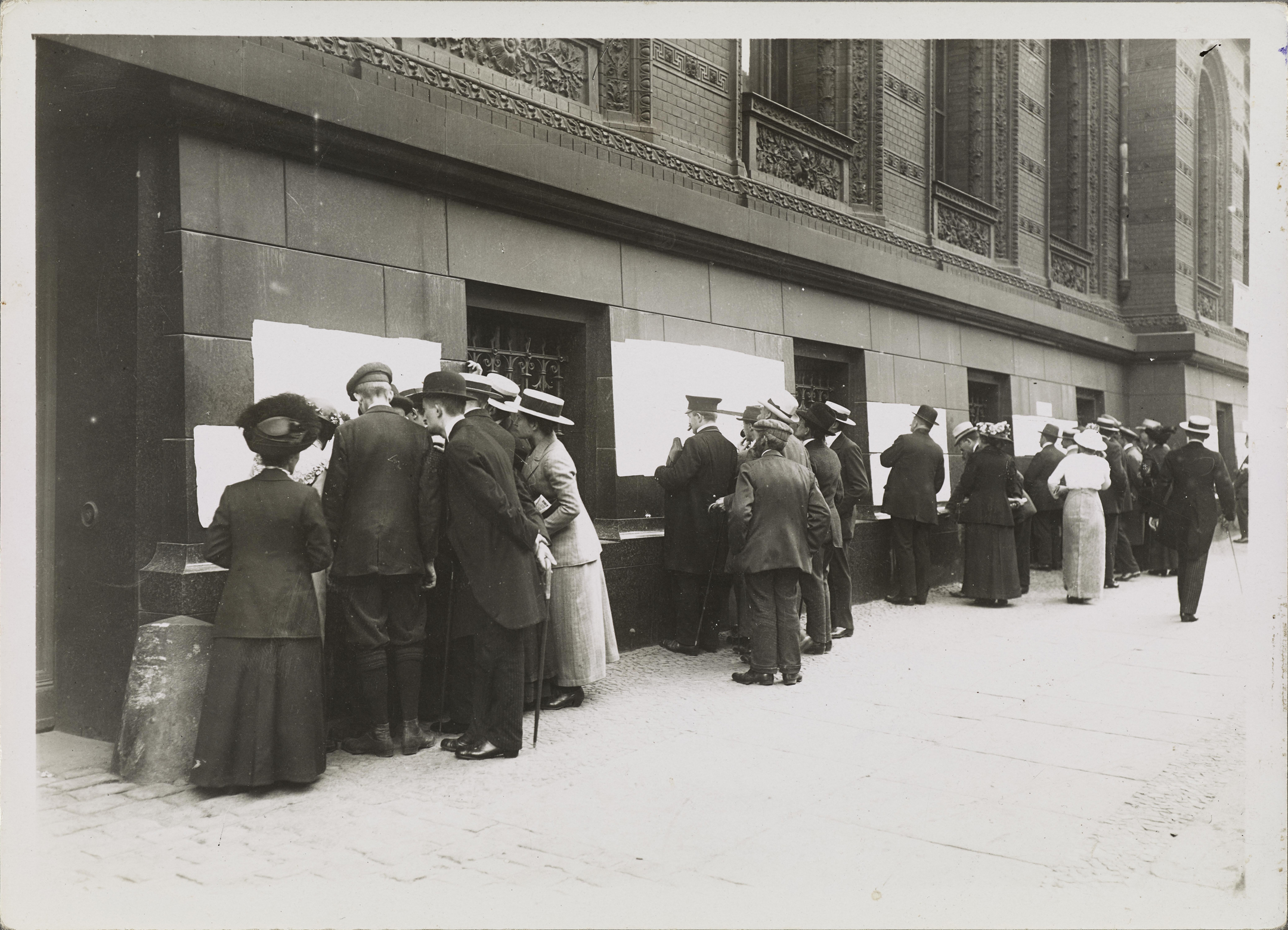 Foto: Aushang erster Verlustlisten, 1914