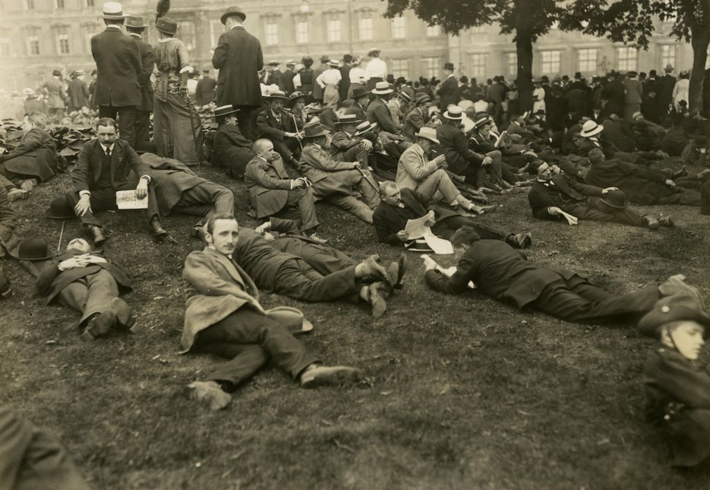 Foto: Berliner warten auf Ablauf des Ultimatums, 1914