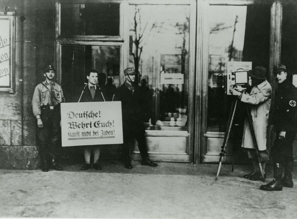 [Foto: Boykottaktion der Nationalsozialisten vor dem Warenhaus Wertheim, 1933]