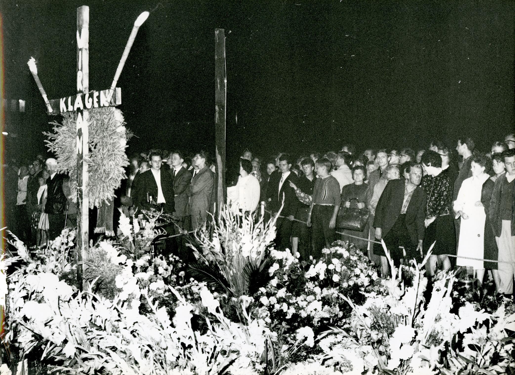 Foto: Menschen am Mahnmal für Peter Fechter, 1962