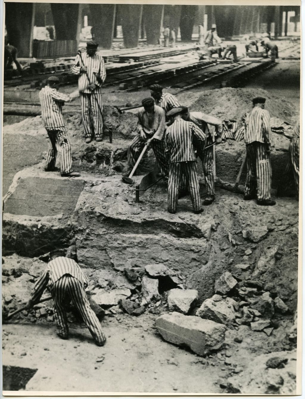 [Foto: KZ-Häftlinge aus Sachsenhausen im Außenlager Klinkerwerk, 1941]