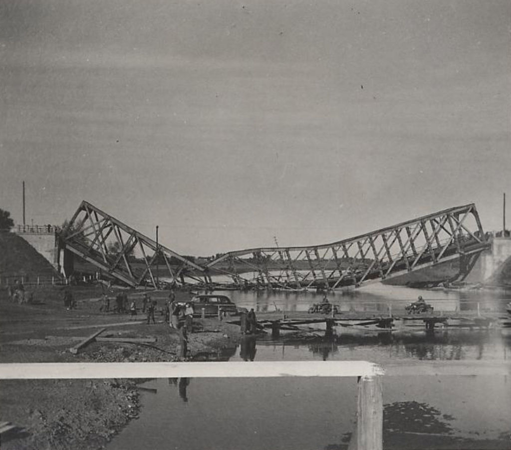 Foto: Zerstörte Brücke über die Bzura, 1939