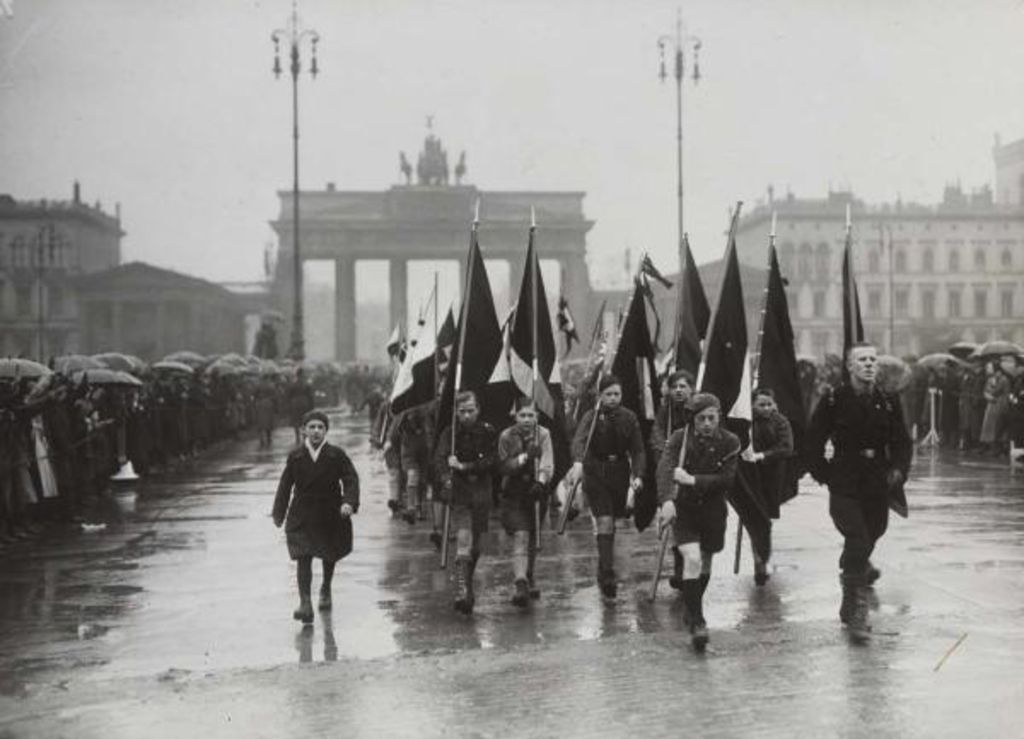 Foto: Hitlerjugend vor dem Brandenburger Tor, 1933
