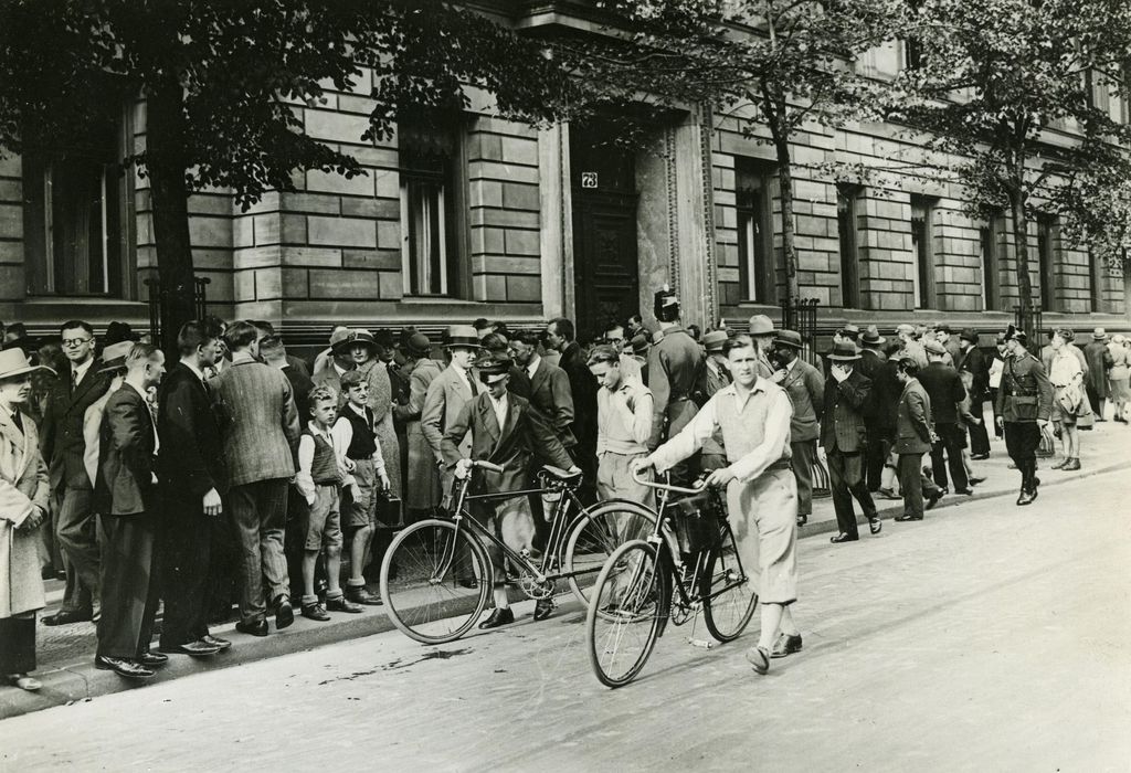Foto: Vor dem preußischen Innenministerium, 1932