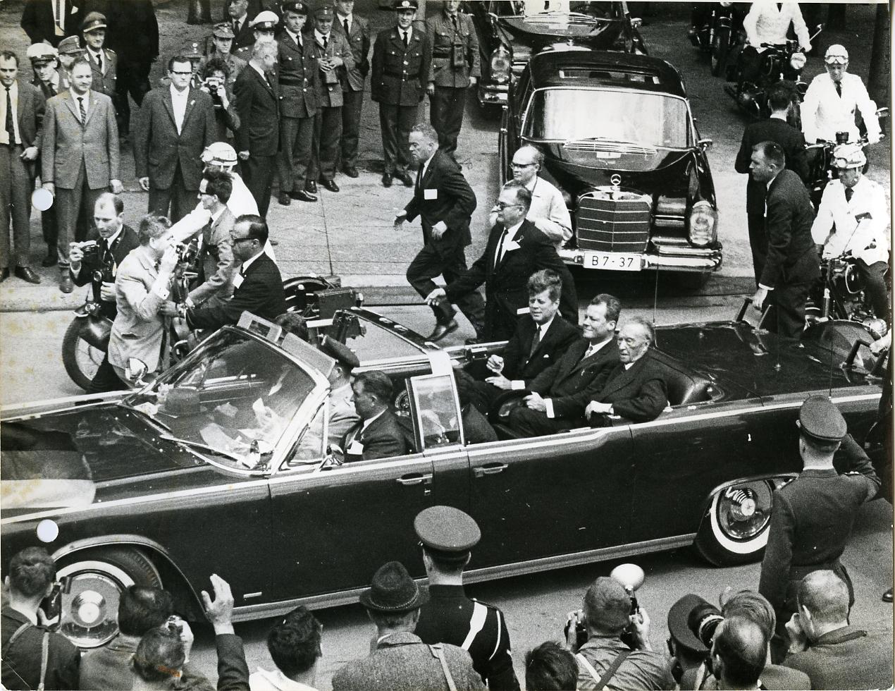 Foto: John F. Kennedy, Willy Brandt und Konrad Adenauer auf der Fahrt durch Berlin, 26. Juni 1963