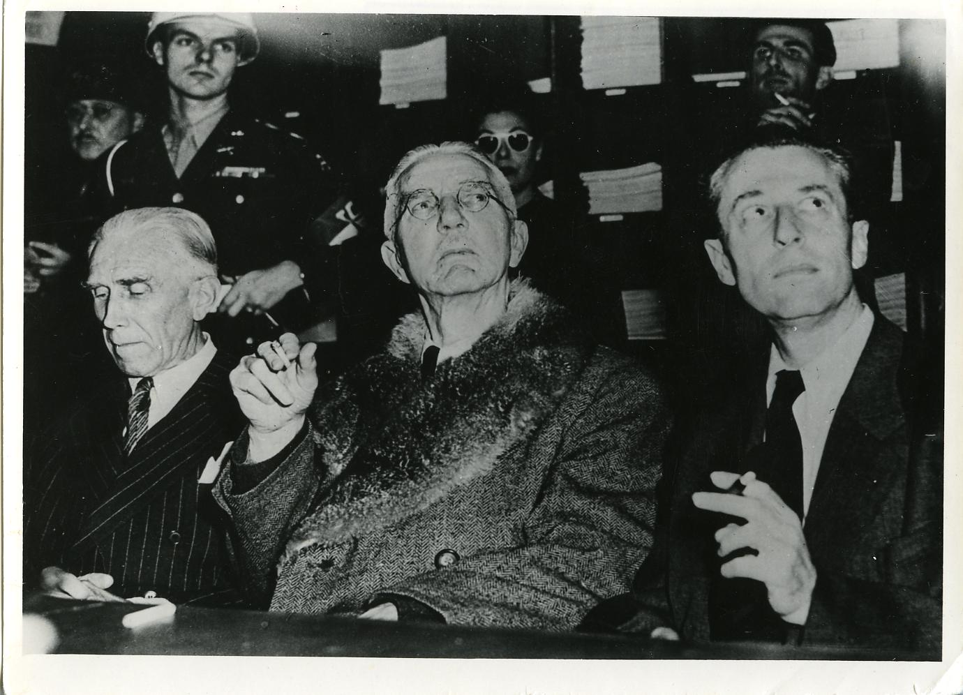 Foto: Franz von Papen, Hjalmar Schacht und Hans Fritzsche auf der Pressekonferenz nach ihrem Freispruch bei den Nürnberger Prozessen, 1946