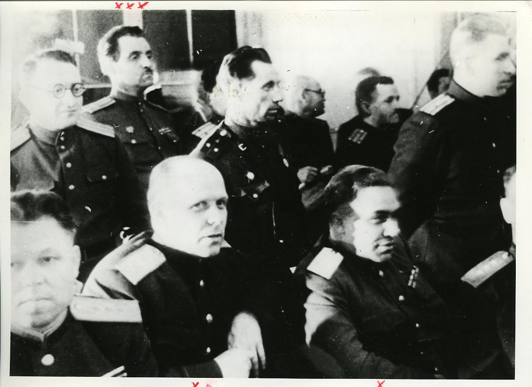 Foto: Sowjetische Beobachter bei der Unterzeichnung der bedingungslosen Kapitulation Deutschlands, 1945