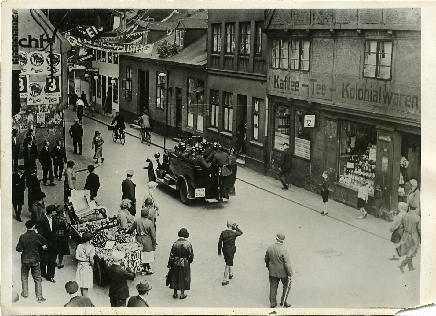 Foto: Polizeistreife nach dem Altonaer "Blutsonntag", 1932