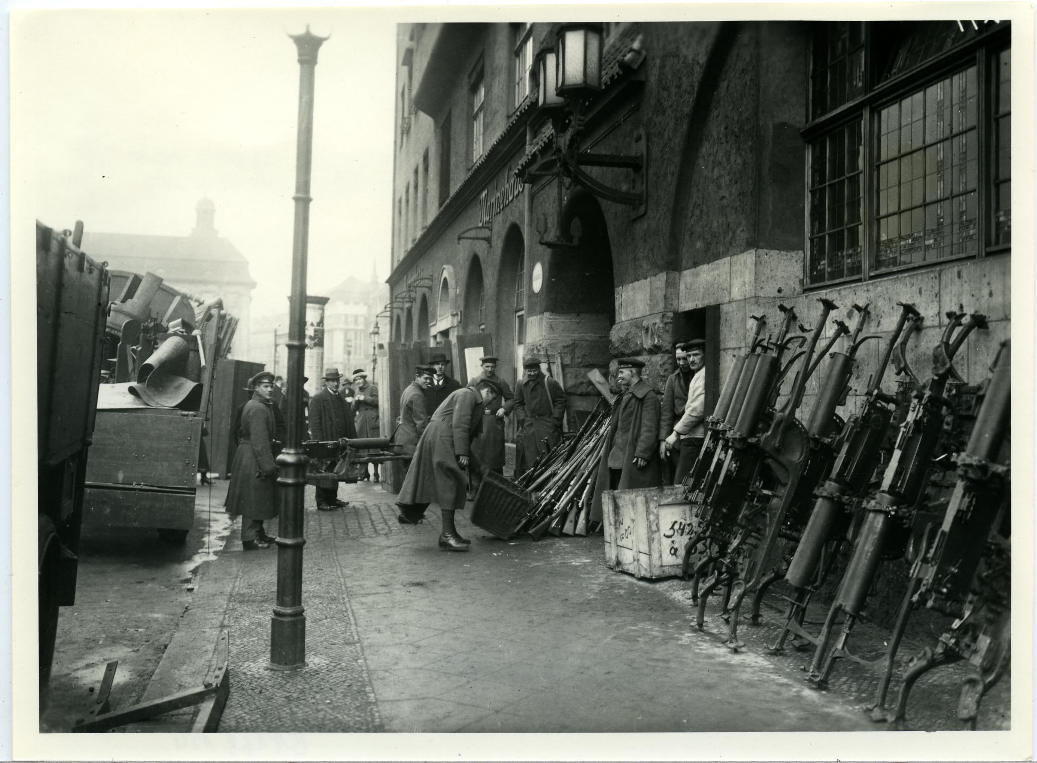 Foto: Soldaten der Volksmarinedivison ziehen in das Marinehaus