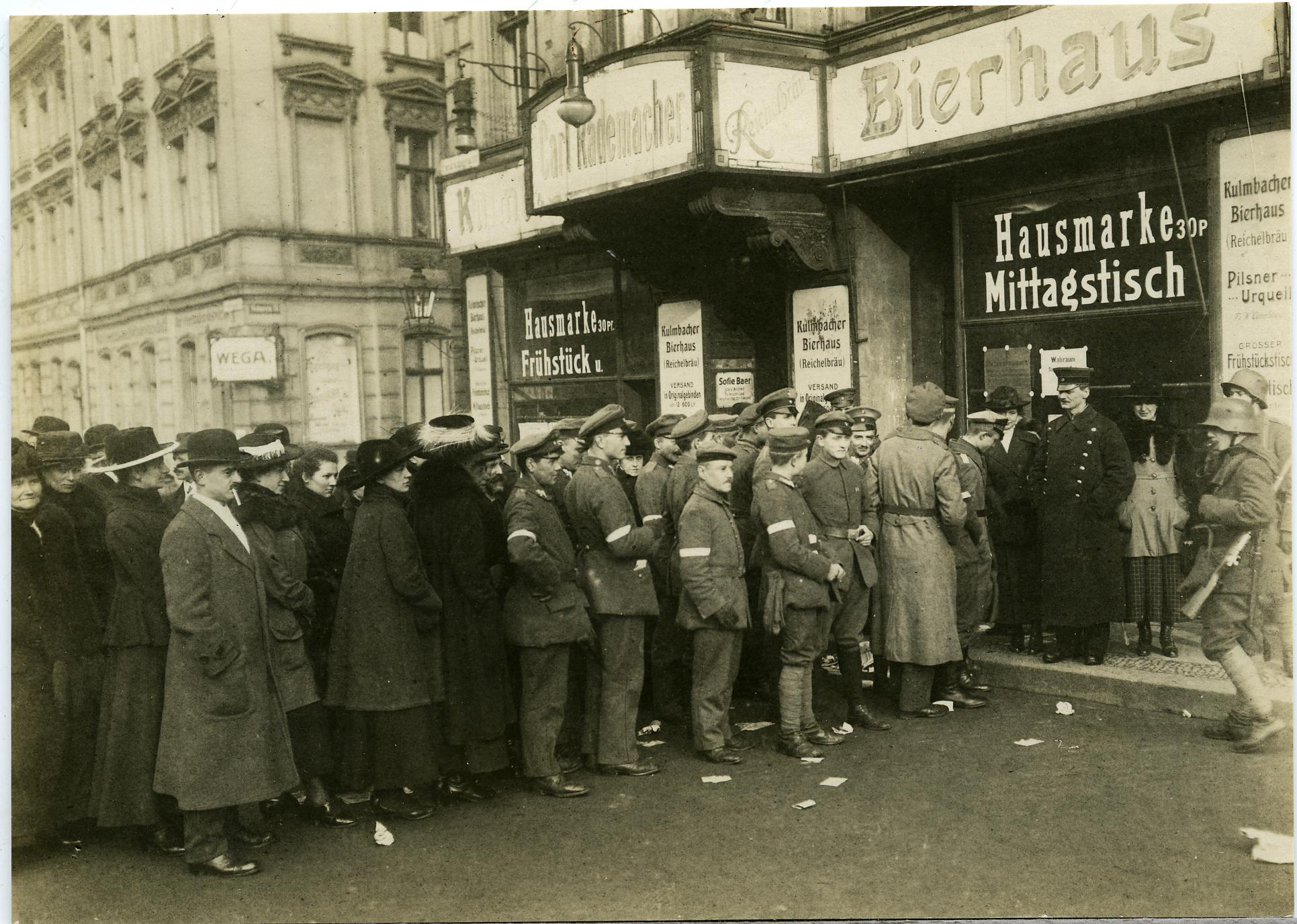 Foto: Vor einem Berliner Wahllokal, 19. Januar 1919