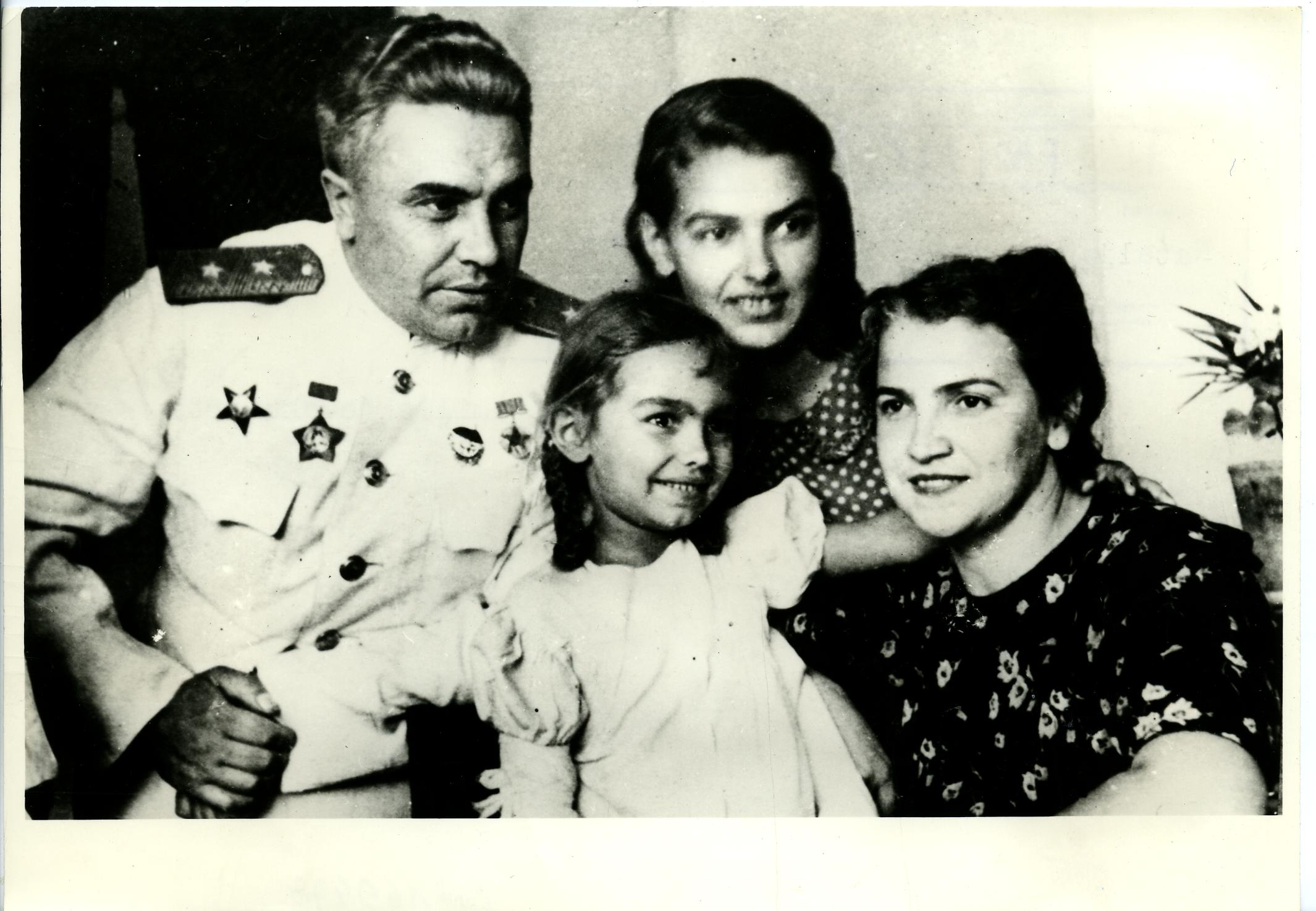 Foto: Nikolai Bersarin mit seiner Familie, 1943