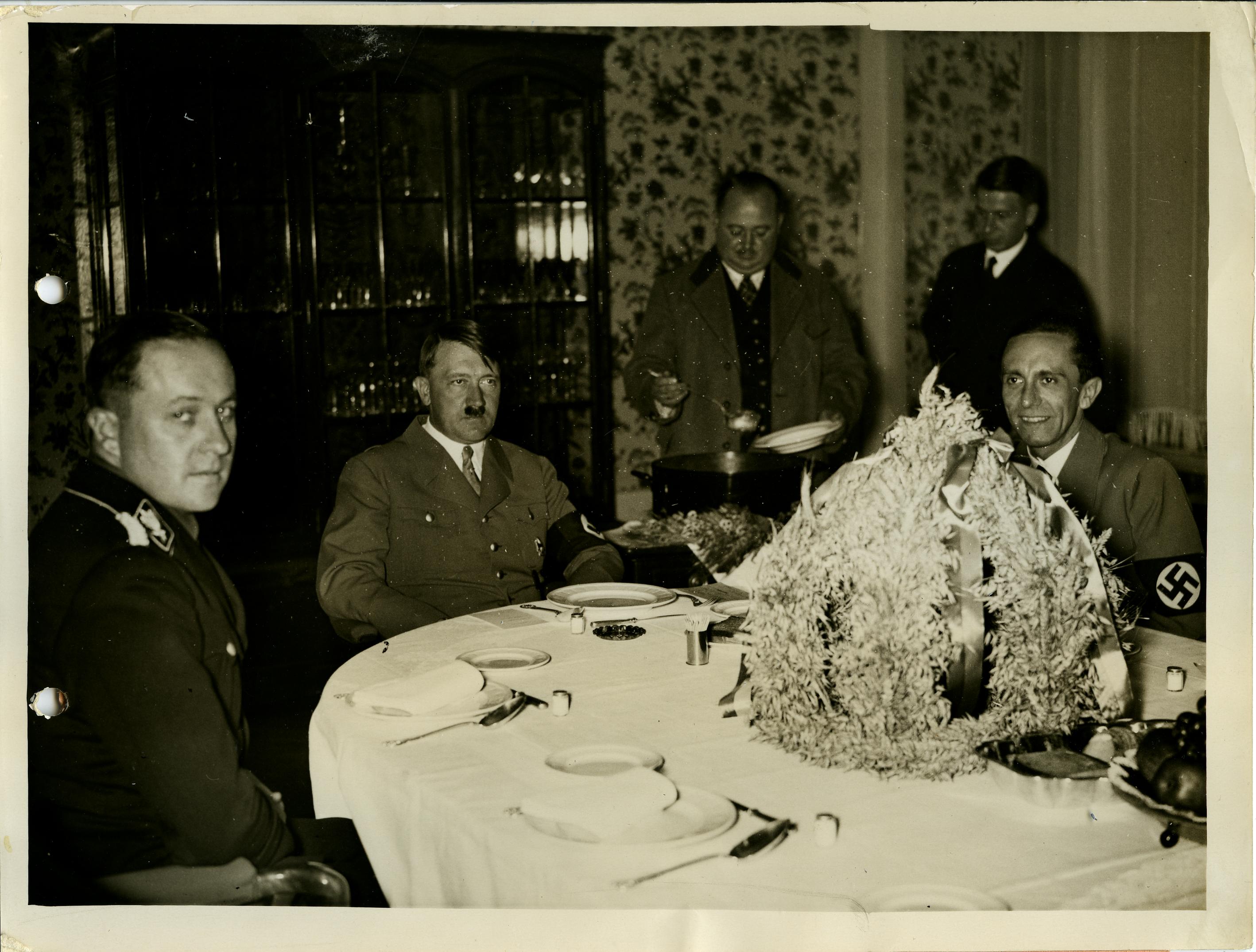 Walther Darré, Adolf Hitler und Joseph Goebbels am "Eintopfsonntag", 1933