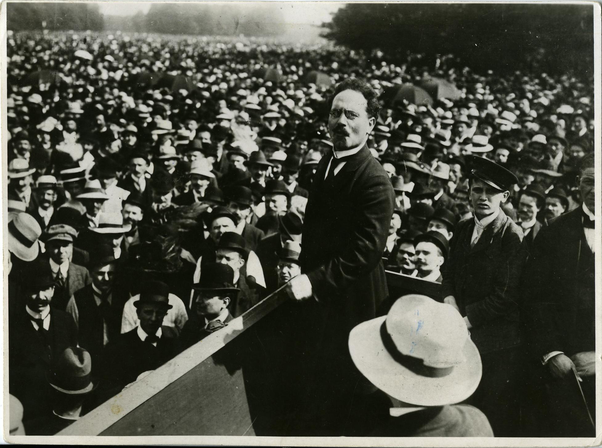 Foto: Karl Liebknecht spricht auf der Friedenskundgebung der SPD im Treptower Park, 1911