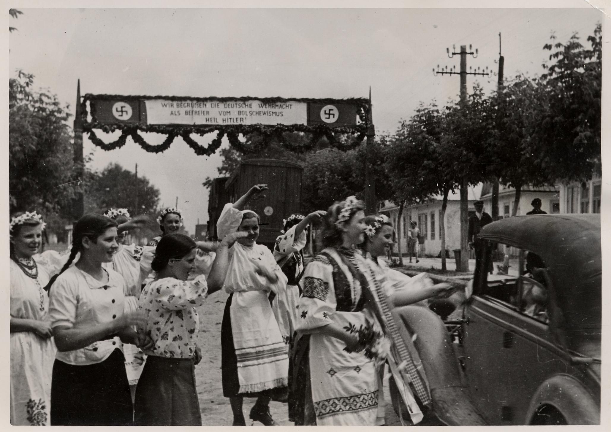 [Fotografie: Begrüßung der deutschen Truppen in der Ukraine, Propagandakompanie-Aufnahme, 20. Juli 1941]