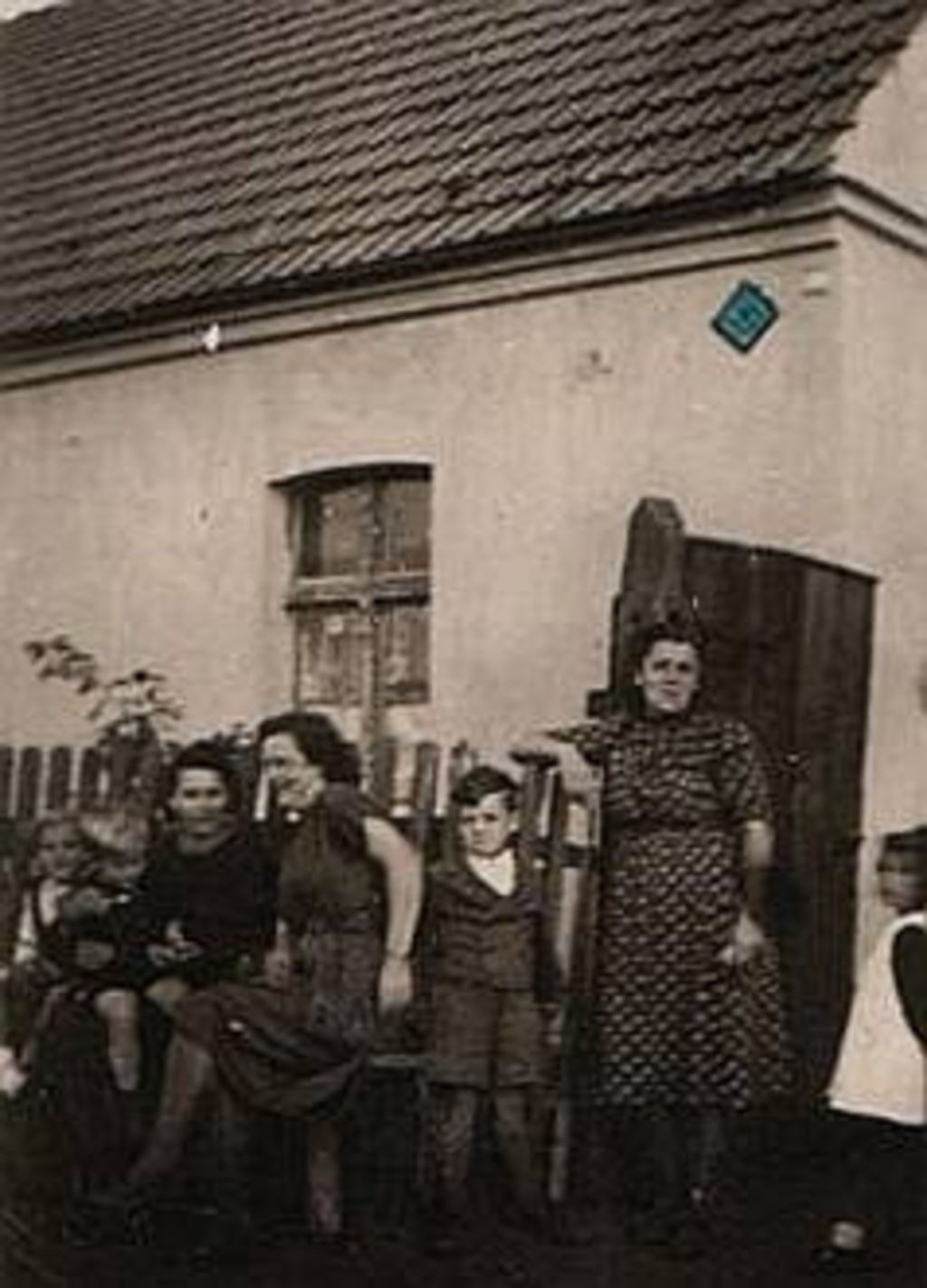 Foto: Mutter, Tanten und Kinder in Butz, 1943