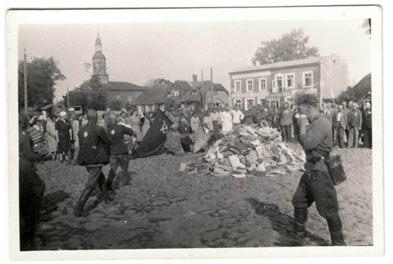 Fotografie: In Vilnius müssen als Juden gekennzeichnte Männer Bücher und Objekte sowjetischer Herkunft verbrennen, 1941/1943