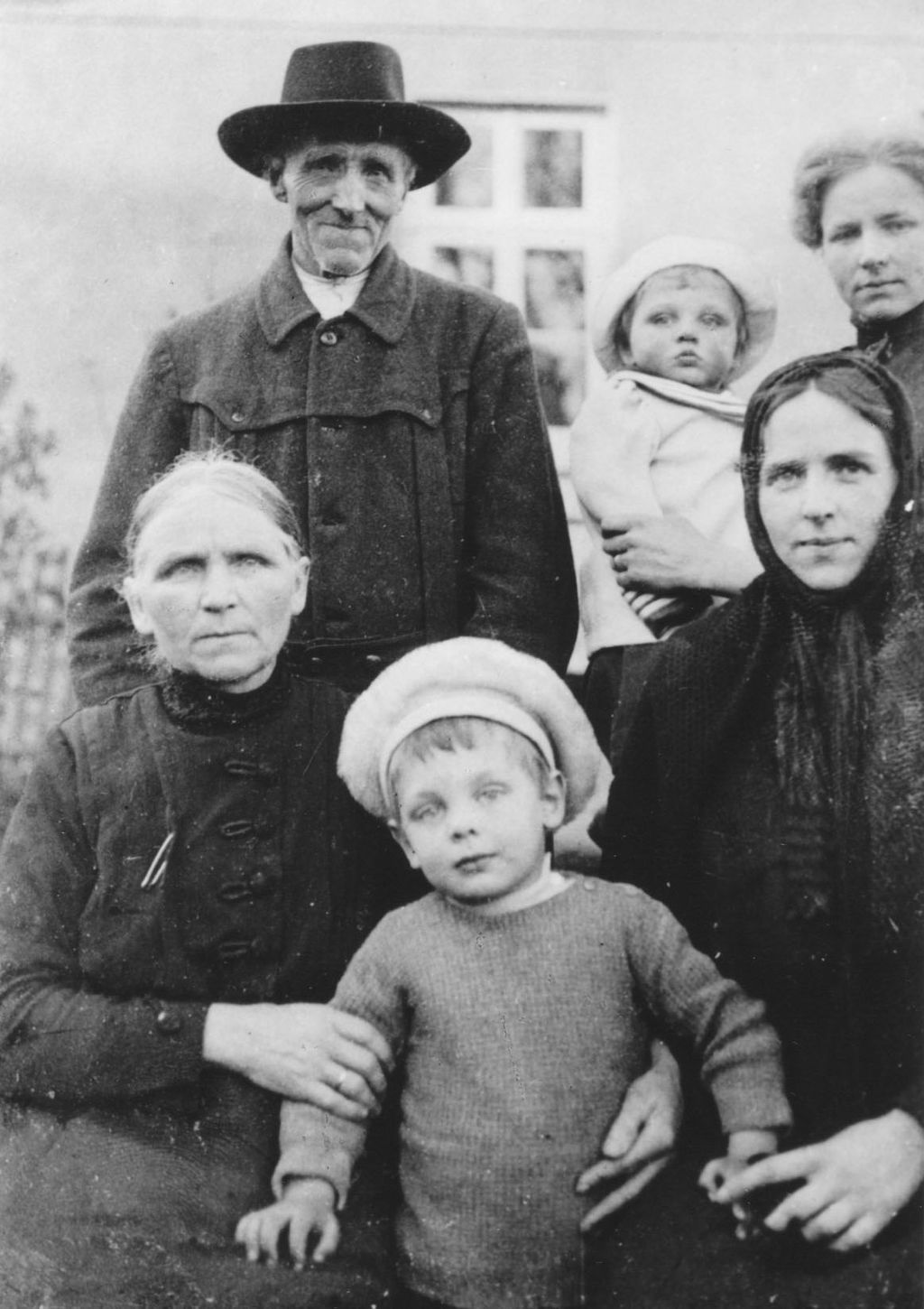Foto: Luise Diekmann mit Kindern, Eltern und Schwester Lina, 1916
