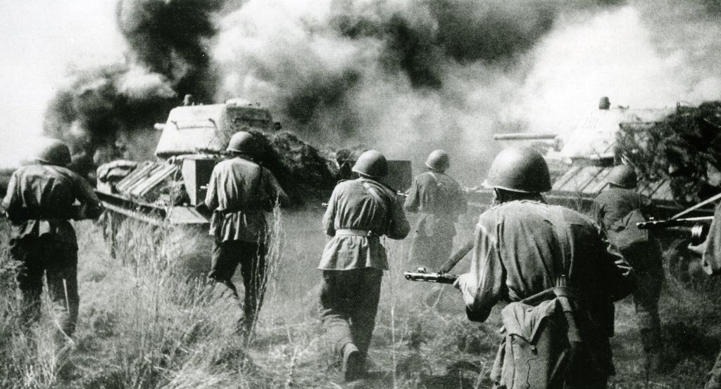 Exponat: Foto: Sowjetischer Panzerangriff, 1943
