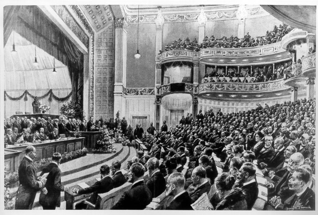 Grafik: "Eröffnungssitzung der verfassunggebenden Deutschen Nationalversammlung im Deutschen Nationaltheater in Weimar. Am Rednerpult: Friedrich Ebert"