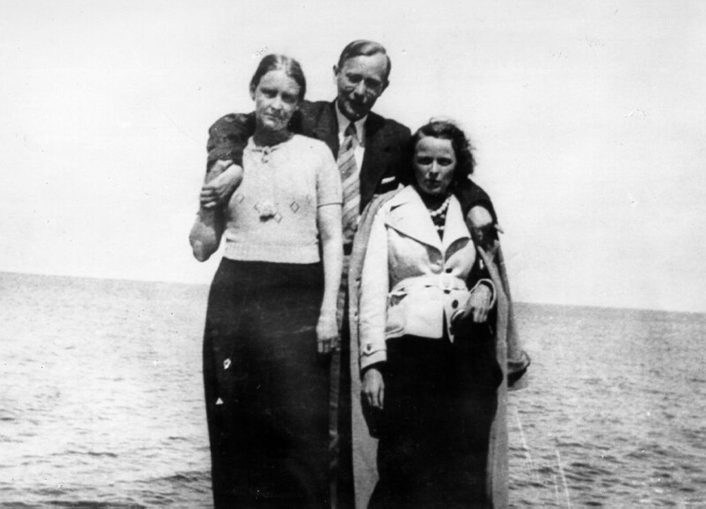 Exponat: Foto: Harnack, Arvid mit seiner Frau Mildred (l.) und Martha Dodd
