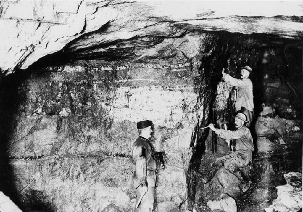 Exponat: Foto: Bergarbeiter unter Tage, um 1900
