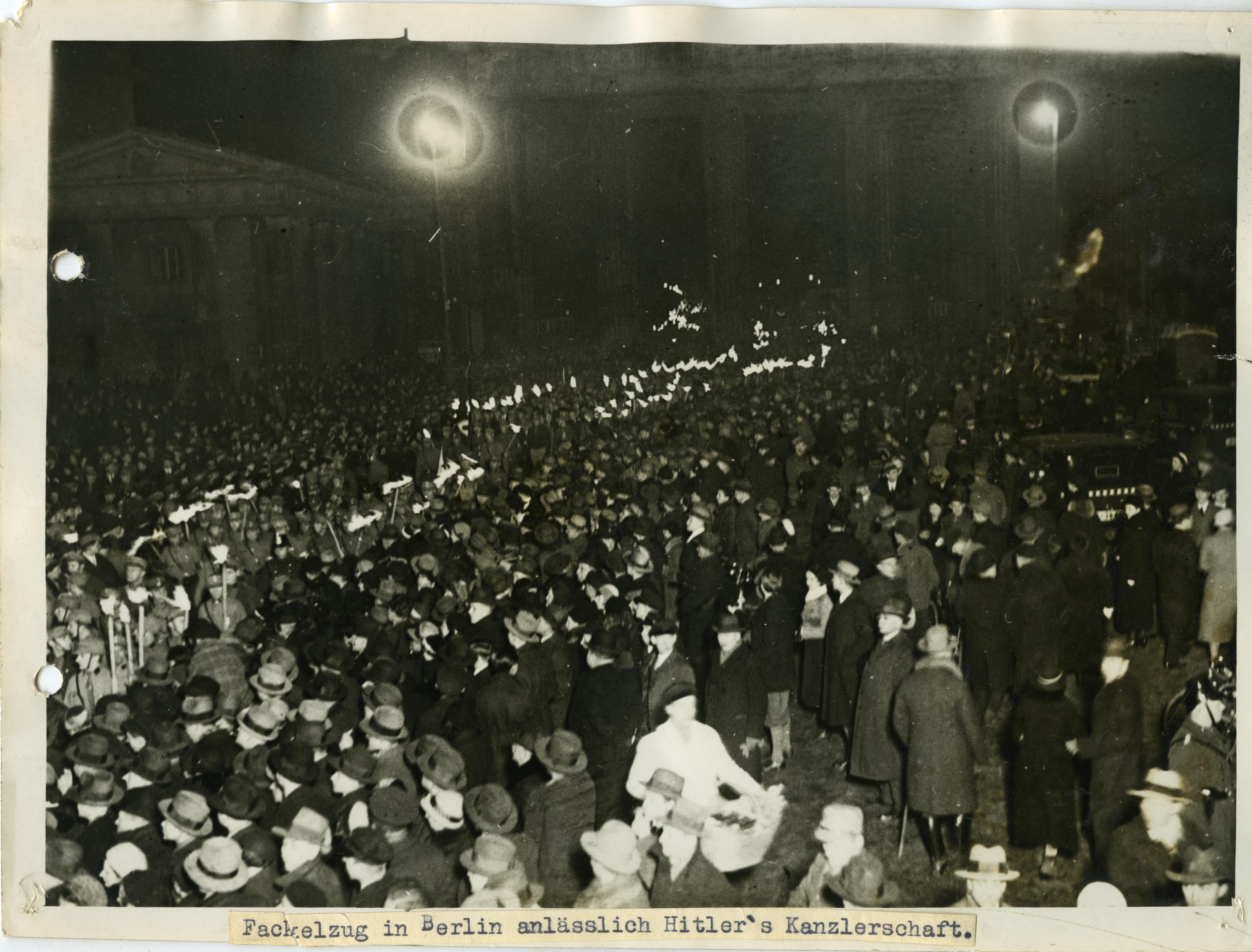 Foto: Fackelzug am Brandenburger Tor anlässlich der Ernennung Adolf Hitlers zum Reichskanzler, 1933