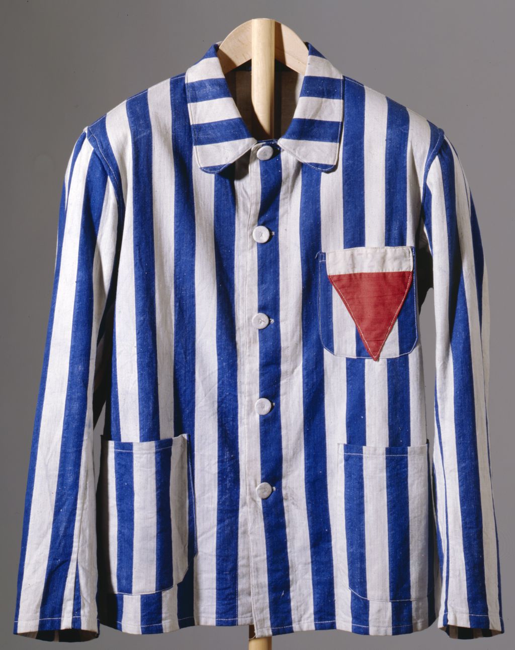 Exponat: Textil: Jacke eines KZ-Häftlings, 1938/1942