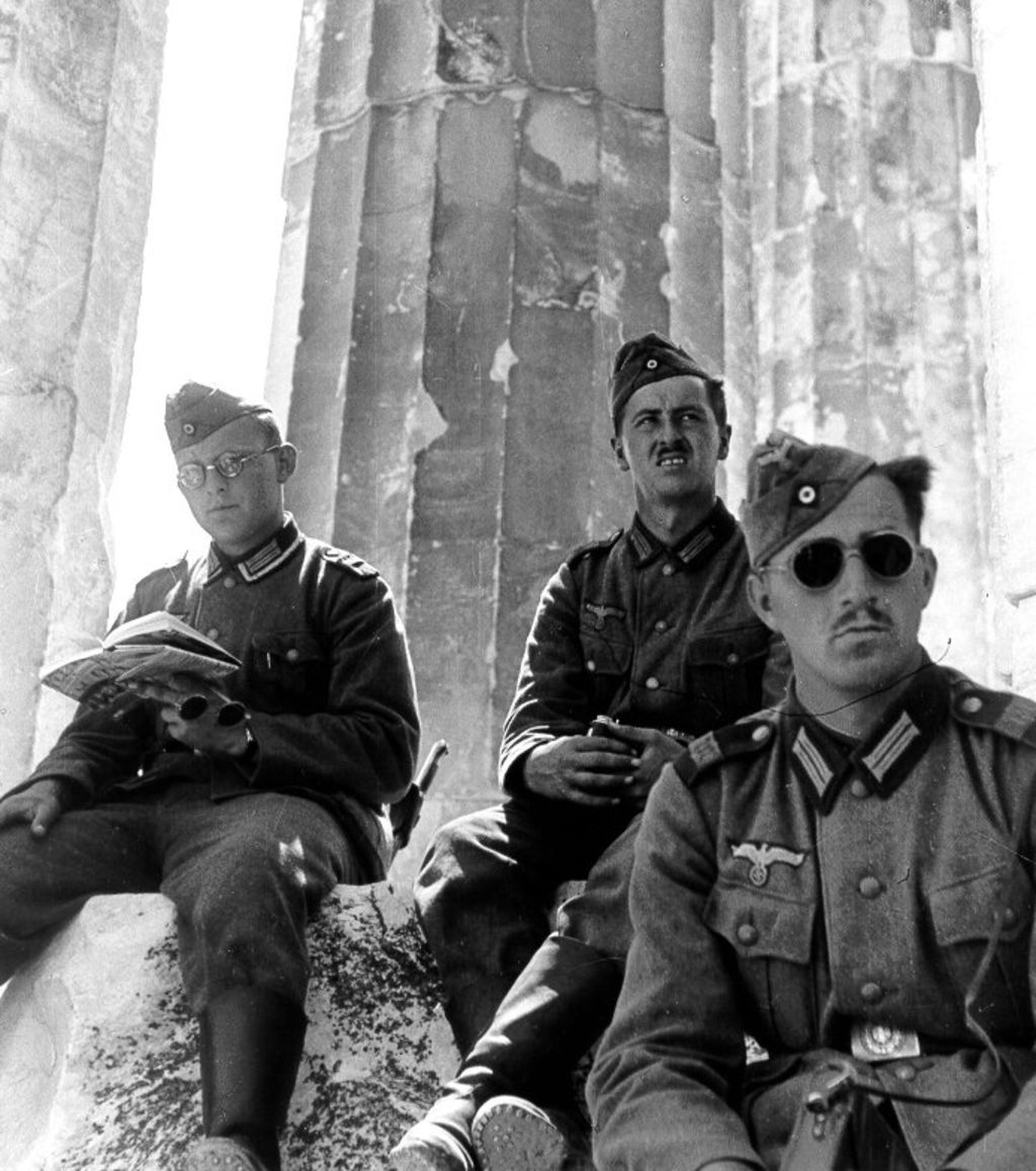 [Foto: Deutsche Soldaten auf der Akropolis, 14. Mai 1941]