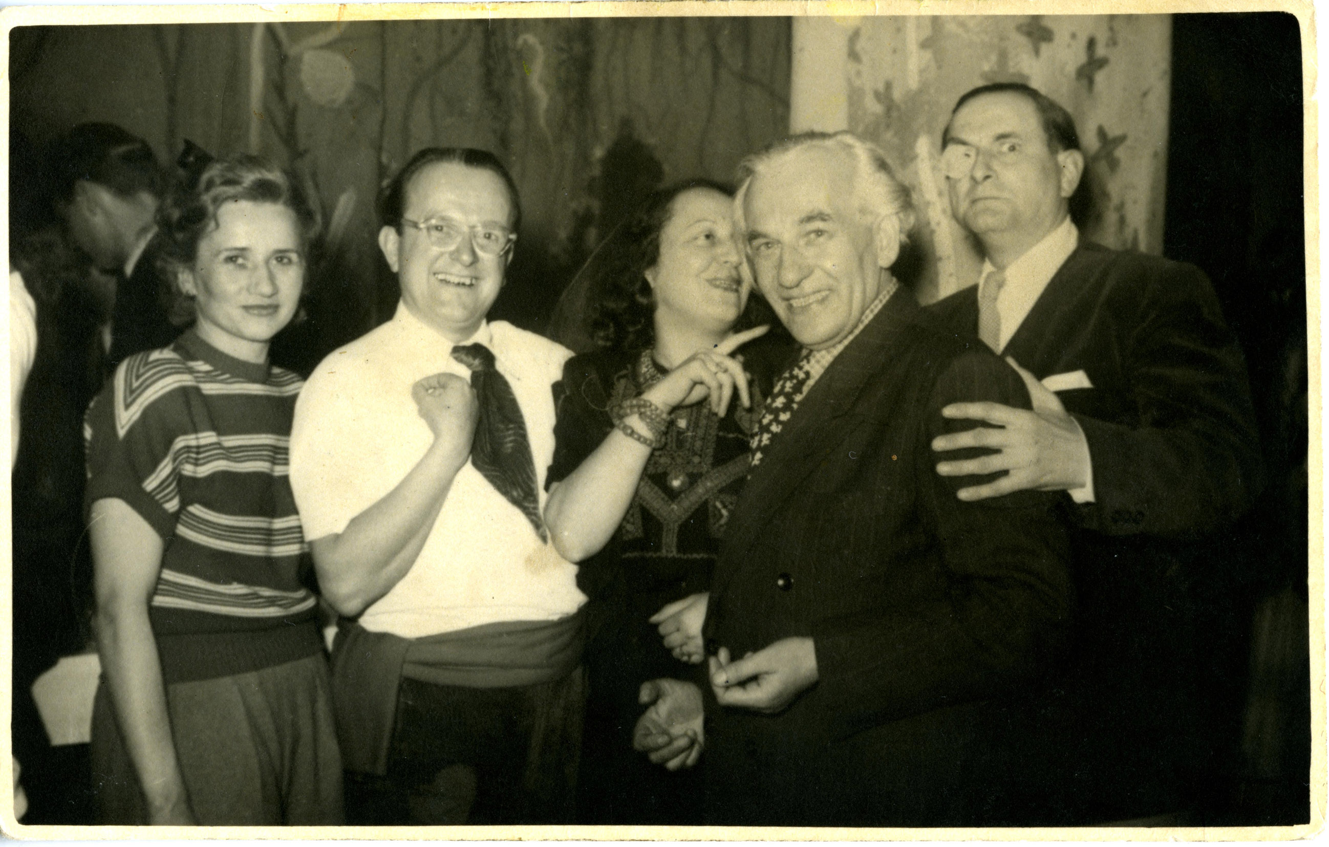 Foto: Hans und Lea Grundig und Horst Naumann auf einer Faschingsfeier des Verbandes Bildender Künstler in Dresden, 1950/55