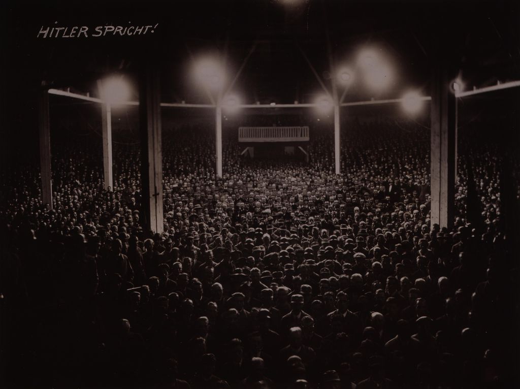 Exponat: Foto: Hoffmann, Heinrich "Hitler spricht!" (Großveranstaltung der NSDAP im Zirkus Krone in München), 1923
