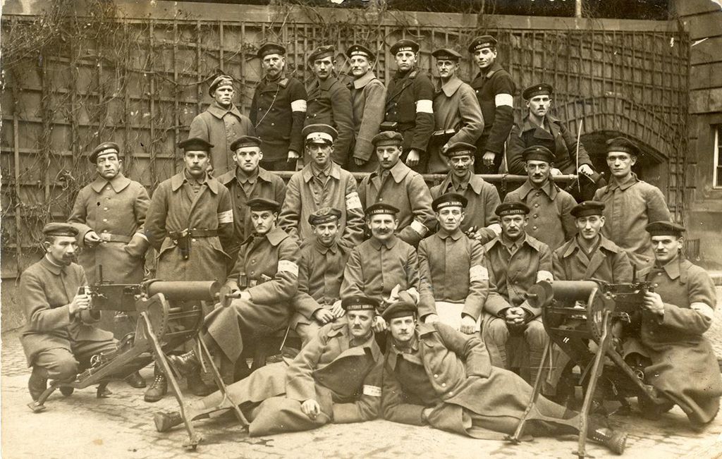 [Postkarte: Angehörige der Volksmarinedivision, 1918]