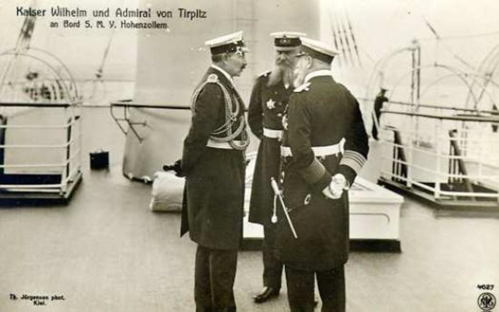Exponat: Postkarte: Wilhelm II. und die Admirale von Tirpitz und von Holzendorff, 1910