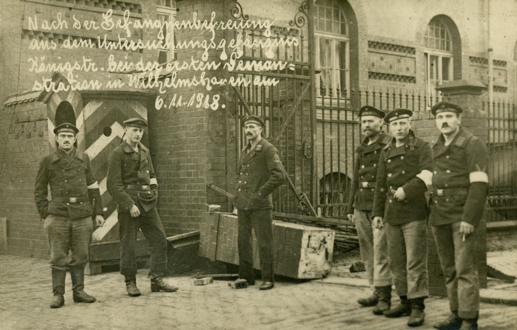 Exponat: Postkarte: Befreite Matrosen in Wilhelmshaven, 1918