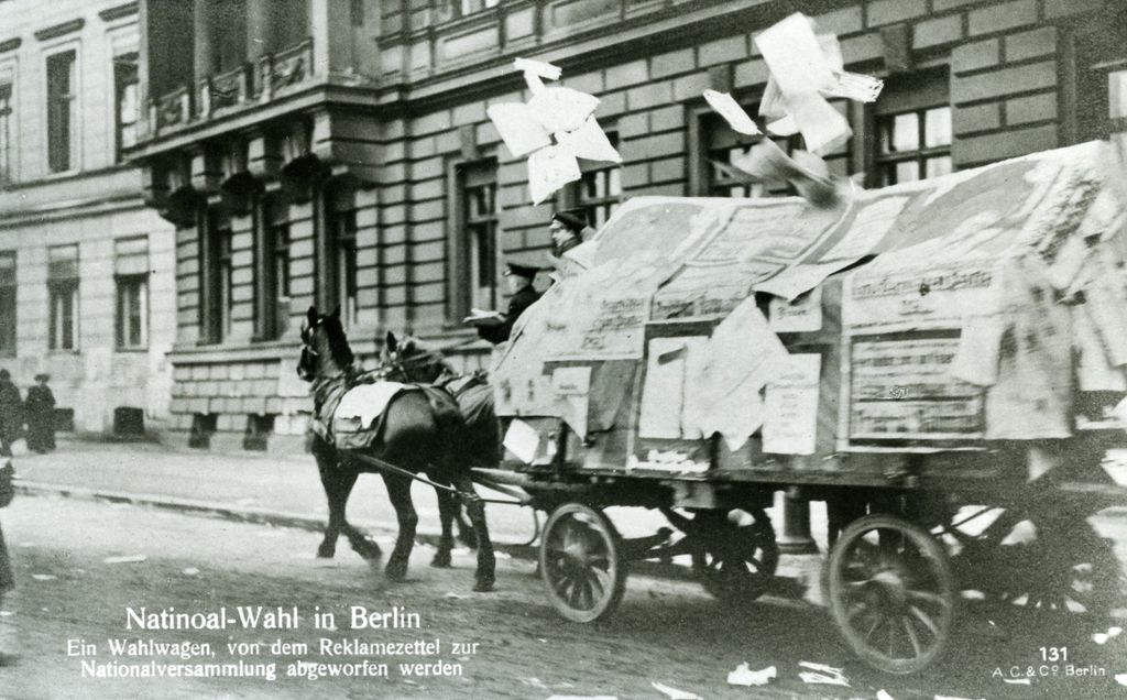 Exponat: Postkarte: Pferdewagen mit Wahlwerbung, 1919