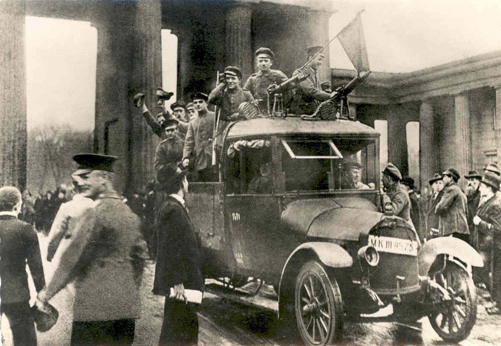 Exponat: Postkarte: Revolutionäre am Brandenburger Tor, 1918